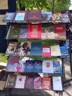 Подробнее о статье Бүгүн,  2025-жылдын 23-апрелинде Улуу жеңиштин 80-жылдыгына карата Эл аралык китеп күнүнө арналган “XVI КИТЕП FEST-2025” китеп фестивалы Курманжан датка эстелигинин алдында өттү