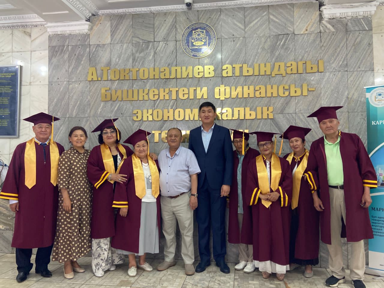 Бүгүн окуу жайыбызда  50 жыл мурда окуусун аяктаган бүтүрүүчүлөрдүн жолугушуусу болуп өттү