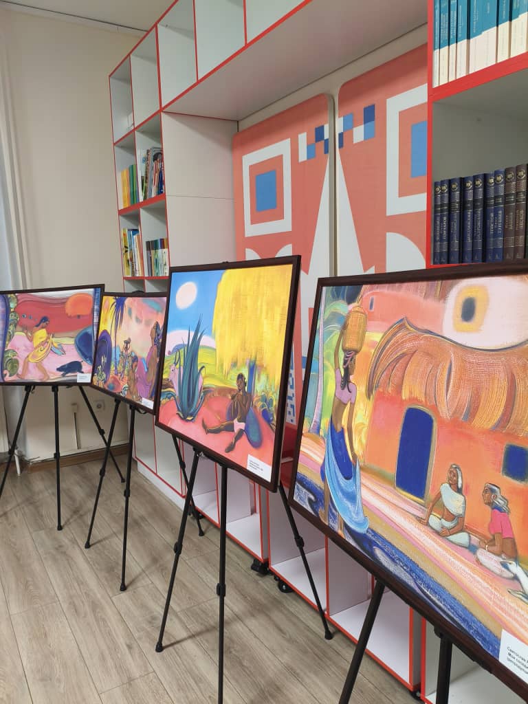 Подробнее о статье Россия үйүндө өтүп жаткан «Сулуулардын жарчысы» көргөзмөсү