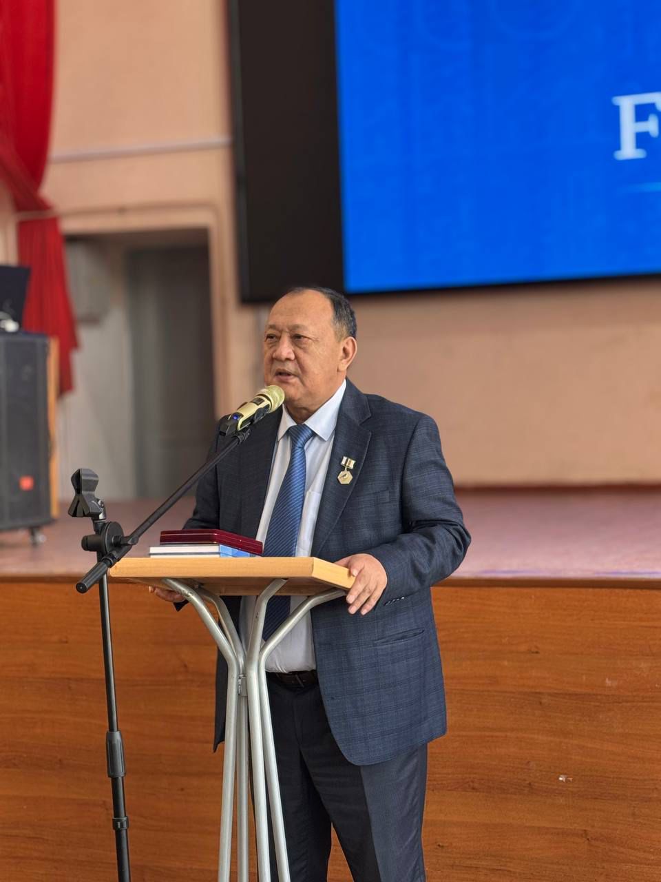 Подробнее о статье Бишкек финансы-экономикалык техникумунун директору сыйланды